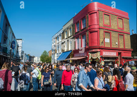 Londres - le 20 avril 2019 : visiteurs se pressent l'hebdomadaire marché d'antiquités de Portobello Road à Notting Hill. Banque D'Images