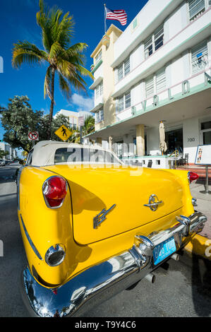 MIAMI - 23 juillet 2017 : Classic vintage voiture américaine est garée en face de l'architecture Art déco et de palmiers d'Ocean Drive à South Beach. Banque D'Images