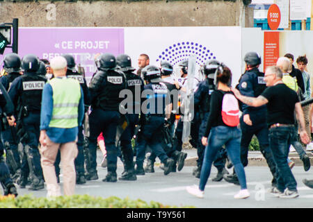 Reims France 18 Mai, 2019 Avis de la Police Nationale Française émeutiers chargement lors de manifestations des gilets jaunes dans les rues de Reims le samedi Banque D'Images