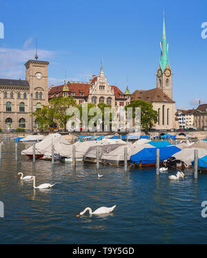 La rivière Limmat et les bâtiments de la partie historique de la ville de Zurich le long de lui Banque D'Images