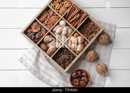 Assortiment de noix et d'épices., en fort sur la table en bois blanc Banque D'Images