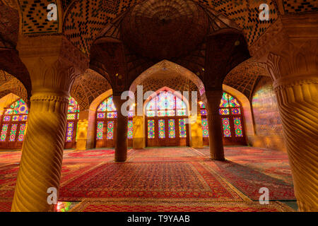 Des fenêtres de la mosquée Rose correctement appelés Nasirolmolk mosquée à Shiraz, Iran Banque D'Images