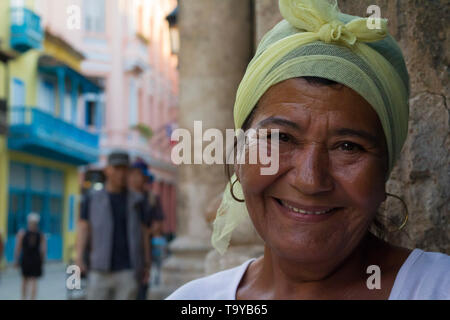 La femme cubaine d'âge moyen qui travaille comme une fortune teller lecture cartes sur la rue à La Havane. Banque D'Images