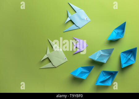 Poisson Origami et bateaux sur un fond de couleur Banque D'Images