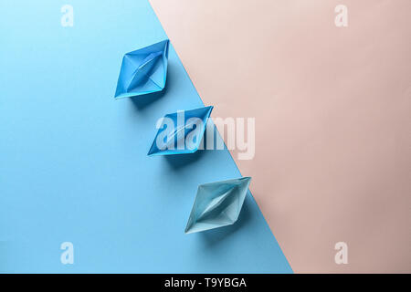 Bateaux Origami sur un fond de couleur Banque D'Images