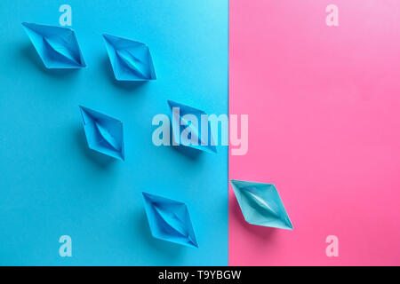 Bateaux Origami sur un fond de couleur Banque D'Images