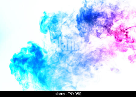 La vapeur colorée expirée par la vape avec une transition en douceur des molécules de couleur turquoise au bleu sur fond blanc comme une collision de deux Banque D'Images