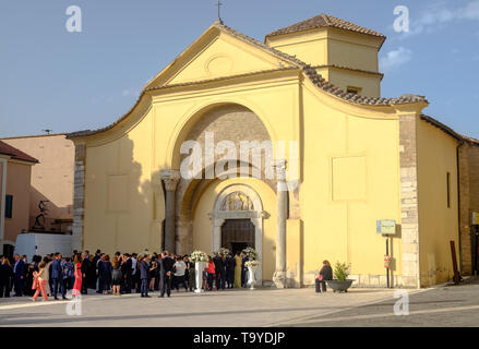 Les gens se rassemblent à l'église Santa Sofia pour un mariage. Patrimoine mondial de l'être, cette église est une situation exceptionnelle pour obtenir maried. Banque D'Images