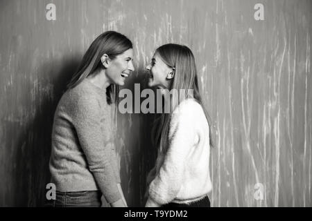 Le noir et blanc portrait of happy mother and daughter Banque D'Images