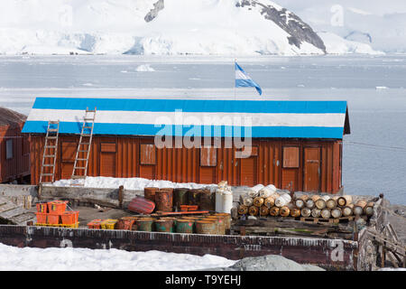 Gros plan d'une construction en métal couleur rouille au Camp Brown dans l'Antarctique. La station de recherche a un drapeau argentin peint sur le toit. Banque D'Images
