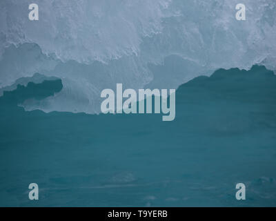 La glace de mer bleu clair des gouttes dans l'eau bleu aigue-marine de la baie Esperanza dans l'océan du sud près de l'Antarctique. Banque D'Images