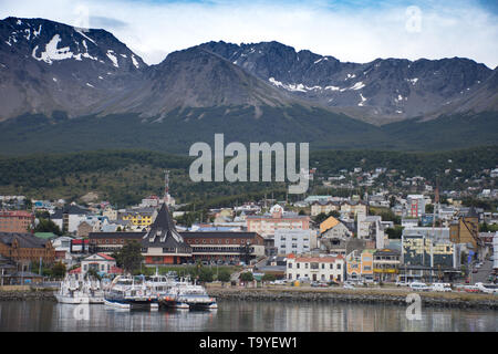 Ushuaia Argentine photographié à partir du canal de Beagle avec montagnes en arrière-plan et les bâtiments allant de la côte jusqu'aux contreforts. Yachts ar Banque D'Images