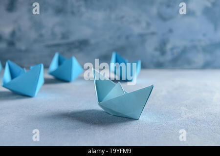 Bateaux Origami sur table couleurs Banque D'Images