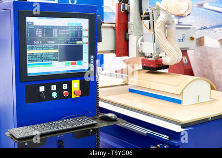 Centre de fraisage CNC et gravure avec changement d'outil automatique pour le mobilier dans l'usine Banque D'Images