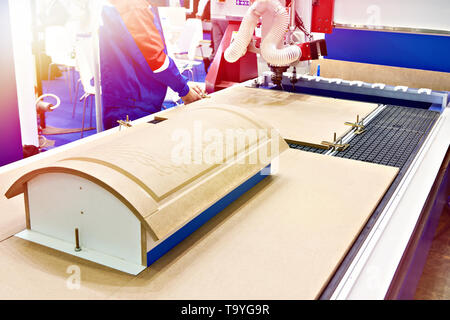 Centre de fraisage et gravure avec changement d'outil automatique pour le mobilier dans l'usine Banque D'Images