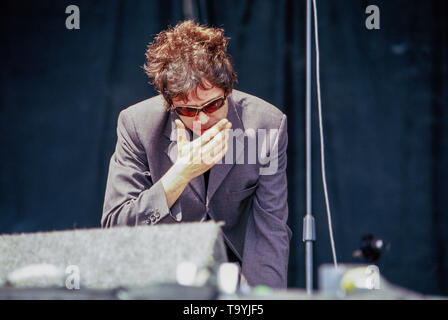 Ian McCulloch et Echo & The Bunnymen se produisant au Festival Virgin V V2003, Hylands Park, Chelmsford, Essex, Royaume-Uni. Banque D'Images