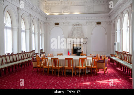 YALTA, Crimée - Jun, 2012 : l'intérieur de la salle de conférence au Palais Livadia, en Crimée, où, en 1945, Staline, Churchill et Roosevelt s'est réuni au cours de la Banque D'Images