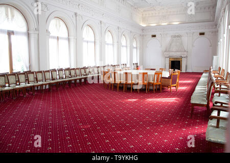 YALTA, Crimée - Jun, 2012 : l'intérieur de la salle de conférence au Palais Livadia, en Crimée, où, en 1945, Staline, Churchill et Roosevelt s'est réuni au cours de la Banque D'Images