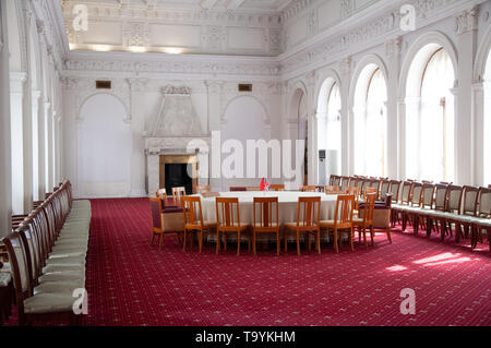 YALTA, Crimée - Jun, 2012 : l'intérieur de la salle de conférence au Palais Livadia, en Crimée, où, en 1945, Staline, Churchill et Roosevelt s'est réuni au cours de la Banque D'Images