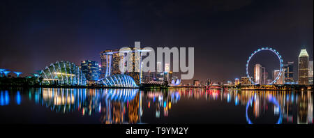 Singapour-Mai 19, 2019 : Paysage urbain et moderne de Singapour ville financière en Asie. Vue de la baie de la marina de Singapour. Paysage de nuit Banque D'Images