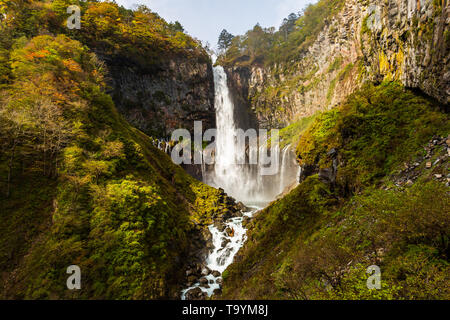 Chutes Kegon l'une des plus hautes cascades d'automne au Japon au Japon, le Parc National de Nikko. Banque D'Images