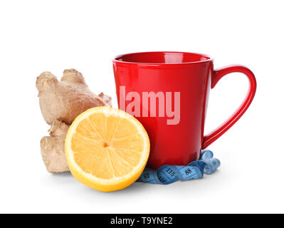 Tasse de thé pour perdre du poids avec le citron et le gingembre sur fond blanc Banque D'Images