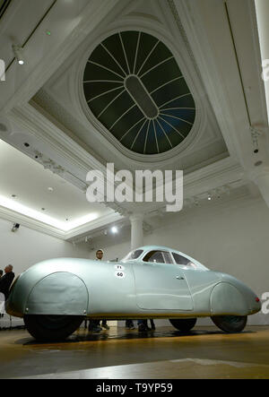 Un Type 64 Porsche 1939, la plus ancienne voiture pour porter un badge Porsche, sur l'affichage à Sotheby's Gallery de Londres. La voiture est le seul type de 64 survivants et on s'attend à récupérer plus de 20 millions de dollars lorsqu'il sera mis aux enchères ce mois d'août en Californie. Banque D'Images