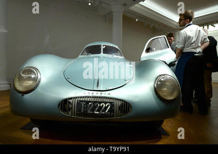 Un Type 64 Porsche 1939, la plus ancienne voiture pour porter un badge Porsche, sur l'affichage à Sotheby's Gallery de Londres. La voiture est le seul type de 64 survivants et on s'attend à récupérer plus de 20 millions de dollars lorsqu'il sera mis aux enchères ce mois d'août en Californie. Banque D'Images