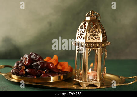 Composition avec lampe musulmane et de fruits secs sur la table Banque D'Images