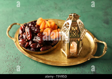 Composition avec lampe musulmane et de fruits secs sur la table Banque D'Images