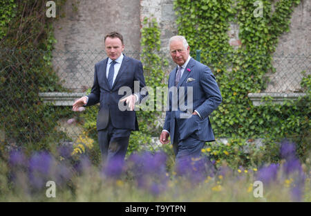 Le Prince de Galles parle de Seamus O Brien jardinier lors d'une visite aux jardins botaniques de Kilmacurragh sont deux, Co Wicklow, le deuxième jour de la visite royale à l'Irlande. Banque D'Images