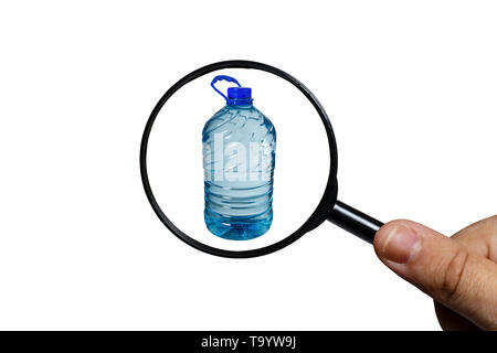 Grande bouteille d'eau isolé sur un fond blanc, vue à travers une loupe, loupe en main Banque D'Images