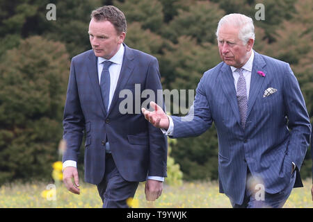 Le Prince de Galles parle de Seamus O Brien jardinier lors d'une visite aux jardins botaniques de Kilmacurragh sont deux, Co Wicklow, le deuxième jour de la visite royale à l'Irlande. Banque D'Images