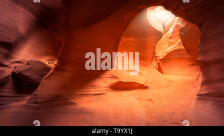 Soleil qui brille dans le Lower Antelope Canyon Banque D'Images