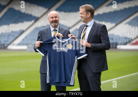 Nouvelle Écosse l'entraîneur chef de l'équipe nationale avec Steve Clarke directeur Ian Maxwell (à droite) à Hampden Park, Glasgow. Banque D'Images