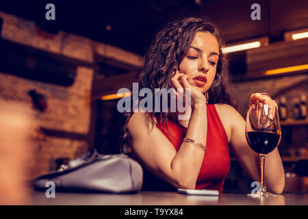Le sentiment de solitude femme boire du vin sans petit ami Banque D'Images