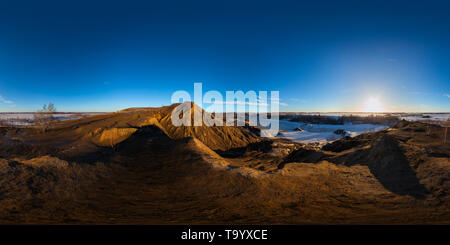 Des collines d'argile carrière à brin sunset panorama 360 degrés sphériques en projection équirectangulaire. Banque D'Images