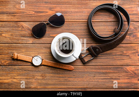 Accessoires homme élégant avec une tasse de café sur la table en bois Banque D'Images