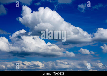 Nuages ordinaire de printemps sur ciel bleu à la lumière du jour en Europe continentale. Tourné avec telehoto Lentille et filtre polarisant circulaire. Banque D'Images