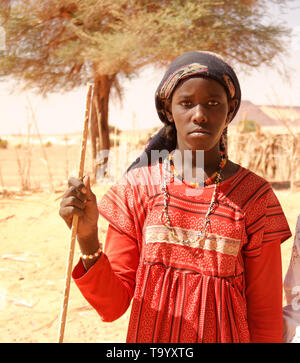 Portrait de Toubou, ou Tubu femme - 10 novembre 2018 Demi village à Fada, l'Ennedi, Tchad Banque D'Images