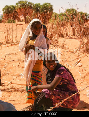 Portrait de Toubou, ou Tubu femme - 10 novembre 2018 Demi village à Fada, l'Ennedi, Tchad Banque D'Images