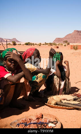 Portrait de Toubou, ou Tubu femme - 10 novembre 2018 Demi village à Fada, l'Ennedi, Tchad Banque D'Images