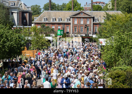 Visiteurs parcourir est la porte ouverte au public à la RHS Chelsea Flower Show au Royal Hospital Chelsea, Londres. Banque D'Images