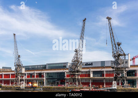 BRISTOL, Royaume-Uni - Mai 13 : vue sur les grues électriques par la rivière Avon à Bristol le 13 mai 2019. Des personnes non identifiées Banque D'Images