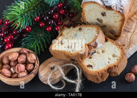 Composition de Noël avec un gâteau en tranches et l'épinette branches sur une planche à découper en bois Banque D'Images