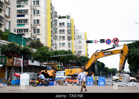 Vue paysage et paysage urbain de Shanghai et de travail du peuple chinois et de réparation de surface de route en chantier de construction à Swatow city le 7 mai 2018 dans la région de Gu Banque D'Images