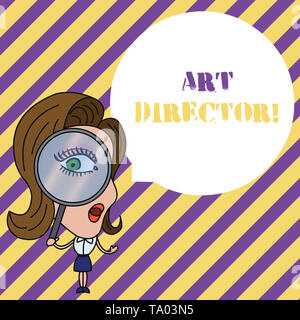 Notez par écrit indiquant qu'un directeur artistique. Pour concept d'entreprise responsable de la supervision de l'aspect artistique d'une femme film à la loupe creux Glas Banque D'Images