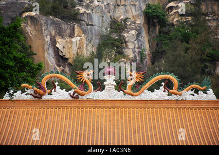 Décoration design et de la sculpture et de la sculpture de dragon chinois culte au toit du temple Tiantan dans Tian Tan jardin à Shanghai ville ou Swatow city le 7 mai Banque D'Images