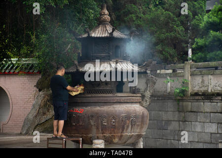 Les gens brûlent joss et papier brûlé comme offrande sacrificielle pour prier Dieu et mémorial à ancêtre dans temple Tiantan à Shanghai ou Swatow le 7 mai 20 Banque D'Images