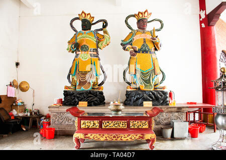 King West et l'un qui voit tout et chef de quatre rois protecteur de la North de quatre rois célestes dans temple Tiantan à Shanghai ou Swatow le 7 mai Banque D'Images